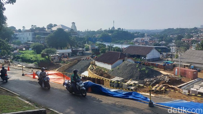 Pipa air milik PDAM Tirta Pakuan putus imbas longsor di Jl Batutulis, Kota Bogor. Akibatnya, sebanyak 30 ribu pelanggan PDAM di wilayah Kota Bogor terdampak. (M Sholihin/detikcom)