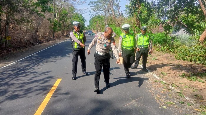 Polisi melakukan olah TKP kecelakaan maut di Jalan Singaraja-Gilimanuk, Desa Sumberbatok, Kecamatan Gerokgak, Buleleng, Bali, Jumat (17/11/2023). (Foto: Polres Buleleng)
