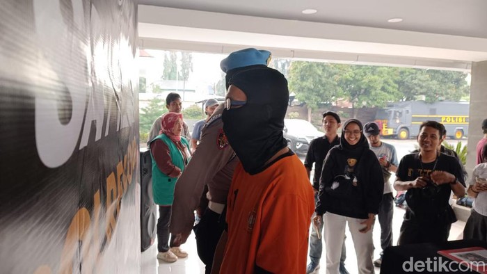 Polisi menangkap Willy atas dugaan KDRT terhadap istrinya, dr Qory. Polisi menunjukkan 2 pisau dapur panjang sebagai barang bukti terkait kasus KDRT tersebut. (Rizky AM/detikcom)