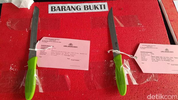 Polisi menangkap Willy atas dugaan KDRT terhadap istrinya, dr Qory. Polisi menunjukkan 2 pisau dapur panjang sebagai barang bukti terkait kasus KDRT tersebut. (Rizky AM/detikcom)