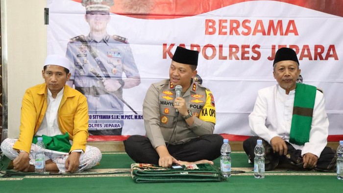 Polres Jepara menggelar kegiatan Jumat Curhat di Masjid Al Barokah, Desa Ngabul, Kecamatan Tahunan, Jumat (17/11/2023).