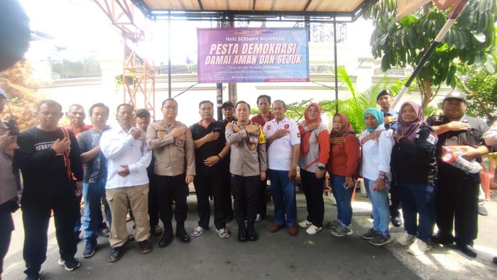 Polres Metro Jakarta Selatan bersama menghidupkan kembali Satkamling di wilayah Kebayoran Lama, Jakarta Selatan.