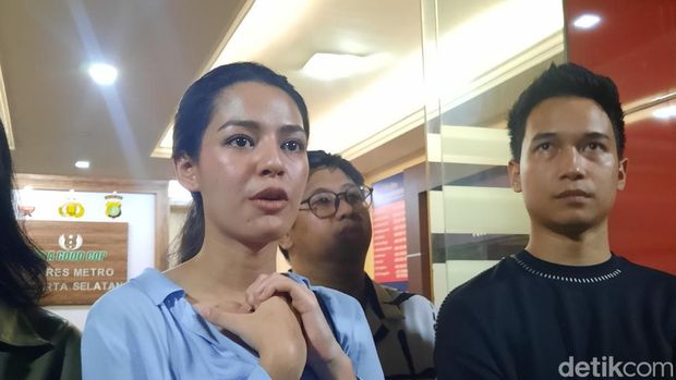 Polres Metro Jaksel menangkap berinisial RA diduga menipu penjualan 24 tiket konser Coldplay. Salah satu korban ialah artis FTV, Susan Sameh (Annisa AR/detikcom)