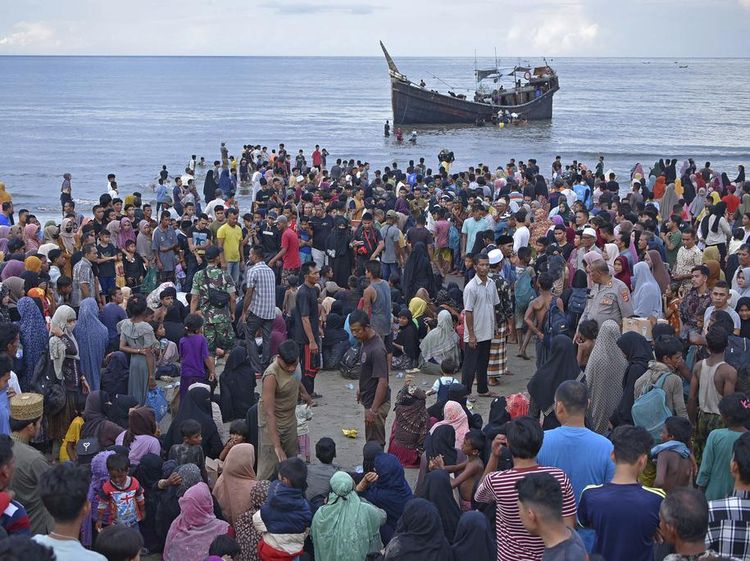 Potret Kedatangan Pengungsi Rohingya yang Ditolak Warga Aceh