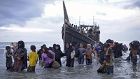 Kapal yang membawa pengungsi Rohingya itu tiba di bibir pantai Desa Pulo Pineung Meunasah Dua, Kecamatan Jangka Bireuen, Kamis (16/11/2023) Subuh. Mengetahui kedatangan pengungsi Rohingya lagi, masyarakat ramai-ramai mendatangi lokasi.  