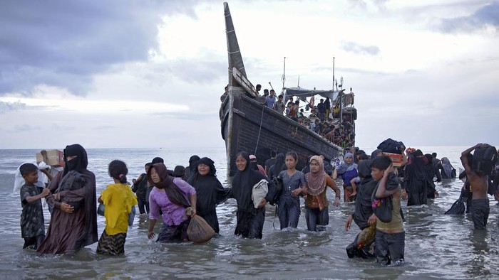 Ethnic Rohingya disembark from their boat upon landing in Ulee Madon, North Aceh, Indonesia, Thursday, Nov. 16, 2023. Some 240 Rohingya Muslims, including women and children, are afloat off the coast of Indonesia after two attempts to land were rejected by local residents. The boat left again a few hours later following the rejection. (AP Photo/Rahmat Mirza)
