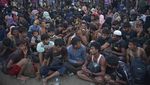 Potret Kedatangan Pengungsi Rohingya yang Ditolak Warga Aceh