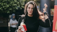 Ibu satu anak ini punya foto candid yang keren. Ia terlihat sedang jalan sambil memegang sekotak kentang goreng di tangannya. Foto: Instagram kia.poetri