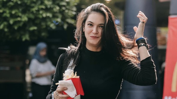 Potret Kia Poetri, Teman Dekat Virgoun Saat Makan Pizza dan Bakmi