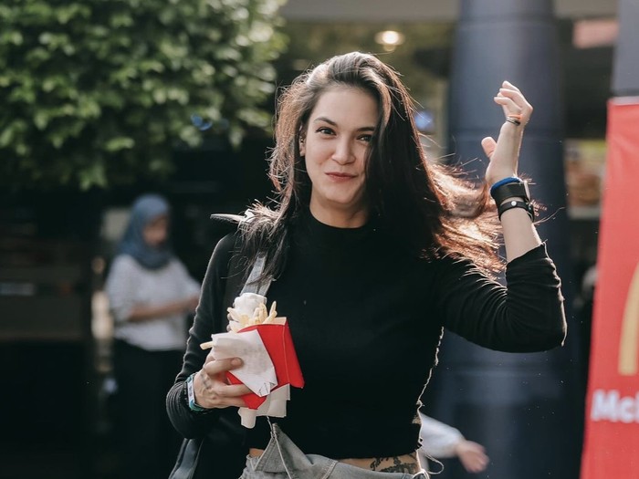Potret Kia Poetri, Teman Dekat Virgoun Saat Makan Pizza dan Minum Jus Semangka