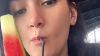 Begini pesona cantik Kia Poetri saat menikmati jus semangka. Terlihat ia menghabiskan jus buah ini dalam waktu singkat! Foto: Instagram kia.poetri