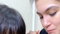 Kompak bareng sang anak, Kia Poetri tengah makan bakmi berdua. Mereka bahkan makan dalam satu piring yang sama. Sweet! Foto: Instagram kia.poetri