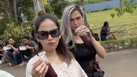 Kia Poetri ternyata suka minum kopi hitam nih. Ia bahkan bisa meminumnya dalam ukuran gelas besar. Foto: Instagram kia.poetri