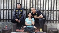 Kalau ini potret Kia Poetri yang sepertinya sedang ada di sebuah kafe. Ia, Virgoun, dan satu teman prianya terlihat asyik nongkrong. Foto: Instagram kia.poetri