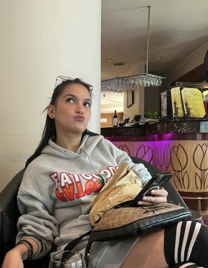 Potret Kia Poetri, Teman Dekat Virgoun Saat Makan Pizza dan Minum Jus Semangka Potret Kia Poetri, Teman Dekat Virgoun Saat Makan Pizza dan Minum Jus Semangka
