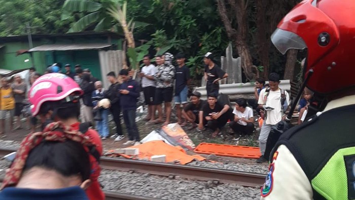 Proses evakuasi korban yang menabrakan diri ke KA di Surabaya