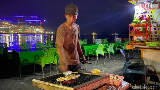 Proses pembakaran pisang epe