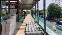Saat ini, progres halte yang berlokasi tepat di depan Universitas Kristen Indonesia (UKI) itu telah mencapai 65-70%.    