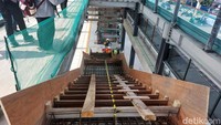 Para pekerja tengah mengebut pengerjaan revitalisasi Halte Cawang Central, Jumat (17/11/2023).  
