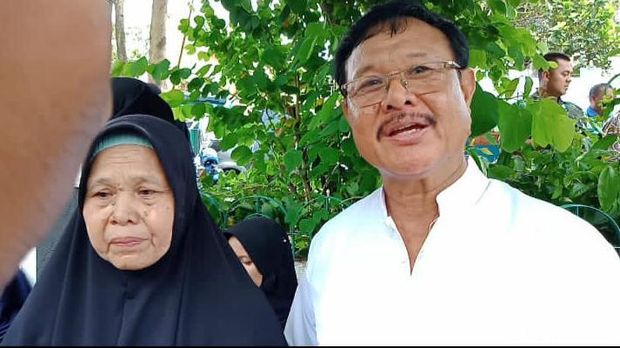 Rasidi bersama ibu Subhan, Santini