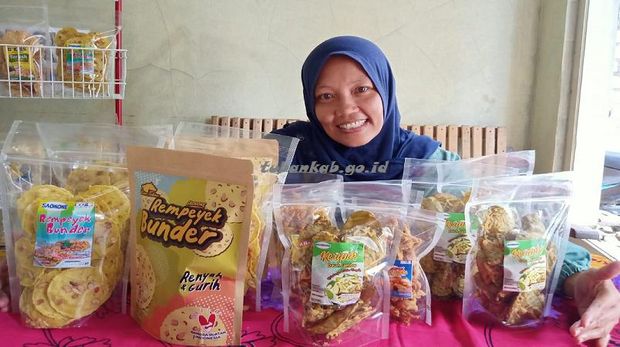 Camilan dari Kabupaten Tuban ini memiliki cita rasa gurih dan renyah. Sehingga menjadi produk unggulan yang banyak digemari oleh masyarakat.
