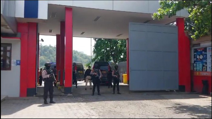 Rombongan yang mengangkut napiter untuk dipindahkan ke Lapas Nusakambangan, Jumat (17/11/2023).