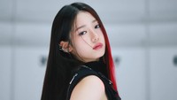Dalam fotonya, Rora mengenakan busana sewarna dengan dua member yang sudah diperkenalkan sebelumnya. Penampilan Rora terlihat makin menawan dengan rambut ombre hitam-merah. (Foto: dok. YG Entertainment)