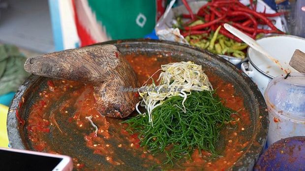 Rujak engos-engos merupakan hidangan rujak khas pesisir di Kabupaten Tuban. Makanan yang satu ini dapat detikers temukan di kawasan permukiman nelayan, tepatnya di Gang Janar, Dusun Ngaglik, Desa Karangagung, Kecamatan Palang.
