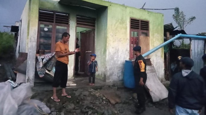 Rumah rusak berat akibat diterjang angin puting beliung. (Foto: BPBA).