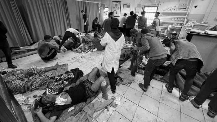 Palestinians wounded in Israeli strikes lie on the ground as they are assisted at the Indonesian hospital after Al Shifa hospital has gone out of service amid Israeli ground offensive, in the northern Gaza Strip November 16, 2023. REUTERS/Fadi Alwhidi