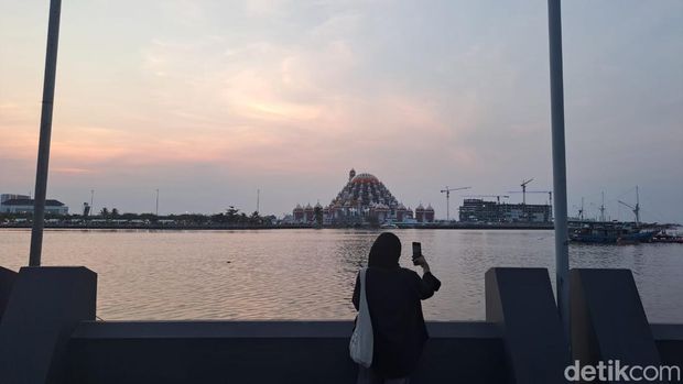 Spot foto dengan latar Masjid 99 Kubah di Pantai Losari.