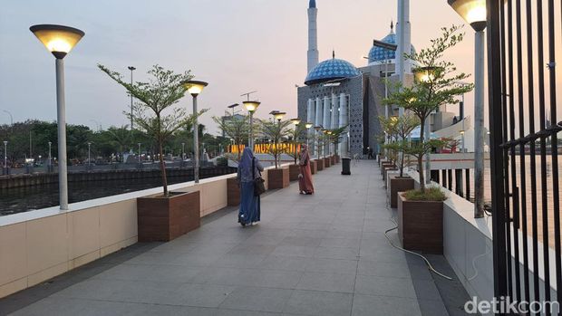 Spot foto di Masjid Amirul Mukminin Pantai Losari Makassar.