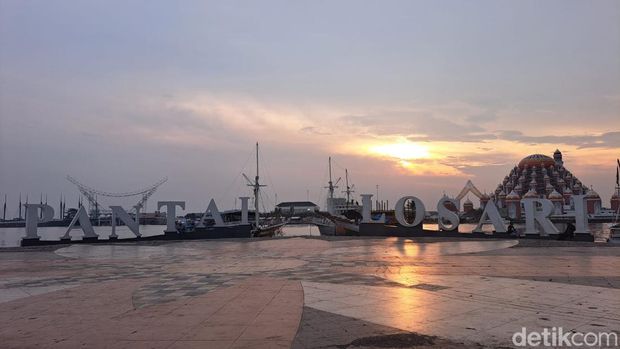 Spot foto di salah satu anjungan Pantai Losari.