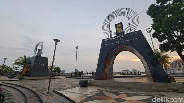 Spot foto di Tugu Adipura Pantai Losari.