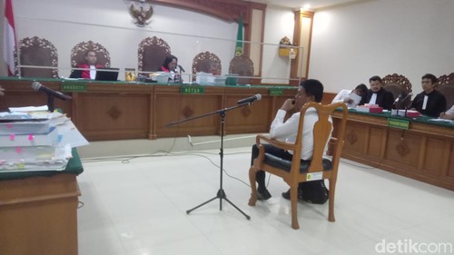Staf Ahli Rektor Unud Wayan Antara bersaksi di PN Tipikor Denpasar, Jumat (17/11/2023). (Aryo Mahendro/detikBali).