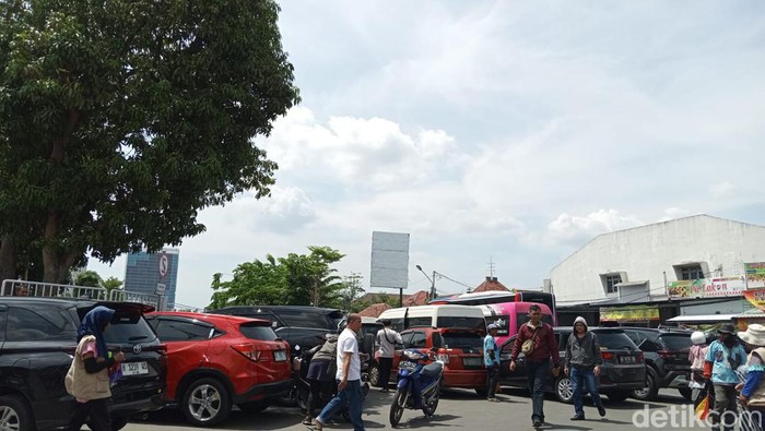 Suasana di Jalan Ahmad Yani, Gilingan, khususnya di sekitar Masjid Sheikh Zayed dan Viaduk Gilingan, Solo, Jumat (17/11/2023) siang.