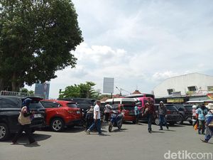 Bubaran Jemaah Sholat Jumat, Jalan Ahmad Yani Gilingan Solo Macet