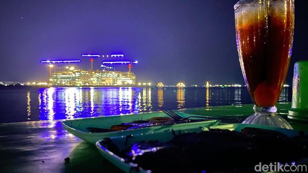 Suasana malam Pantai Losari menikmati pisang epe