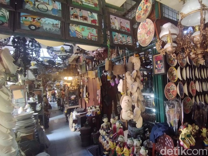 Suasana Pasar Triwindu Solo, Tempat Berburu Barang Antik yang Instagramable.