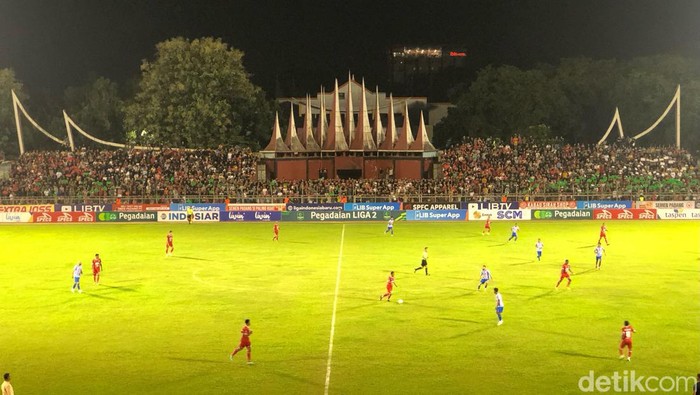 Suasana pertandingan Semen Padang FC Vs PSPS Riau. (Foto: M. Afdal Afrianto).