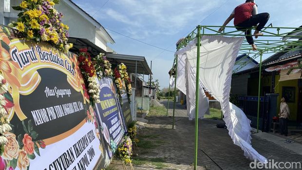 Suasana rumah orang tua Yuda, pilot pesawat TNI AU yang jatuh di Pasuruan.