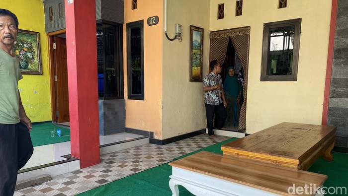 Suasana rumah orang tua Yuda, pilot pesawat TNI AU yang jatuh di Pasuruan.
