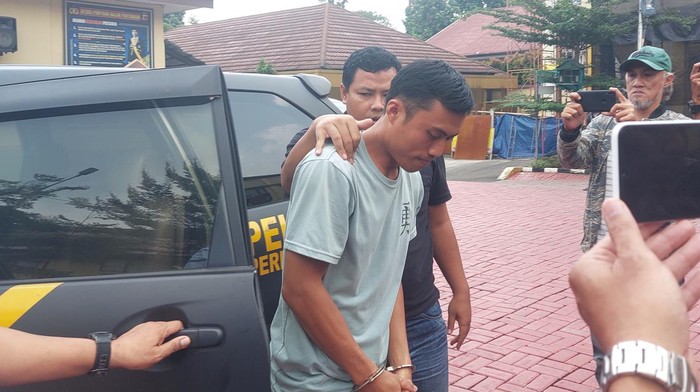 Sujana pelaku begal payudara siswi SD di Bogor saat ditangkap polisi (Sholihin-detikcom)