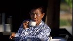 Gaya Susi Pudjiastuti Saat Panen Buah dan Makan Bareng 3 Capres