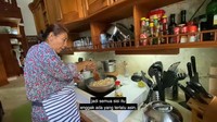 Momen memasak lainnya juga terlihat dalam unggahan Susi Pudjiastuti. Ia terlihat memasak nasi goreng di dapur dengan bumbu sederhana. Foto: Instagram @susipujiastuti115