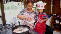 Susi sering membagikan momen memasak lewat unggahannya. Salah satunya momen ketika memasak hidangan berkuah. Foto: Instagram @susipujiastuti115