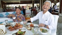 Ganjar Pranowo juga tampak berkunjung ke kediaman Susi Pudjiastuti. Susi menyebutkan kalau yak ada hal serius yang diperbincangkan, hanya diskusi sambil bercanda dan makan. Foto: Instagram @susipujiastuti115