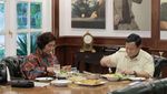 Gaya Susi Pudjiastuti Saat Panen Buah dan Makan Bareng 3 Capres