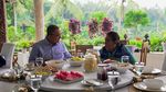 Gaya Susi Pudjiastuti Saat Panen Buah dan Makan Bareng 3 Capres