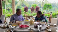 Susi sempat makan bersama Anies Baswedan. Sebelumnya, mereka membuat minyak kemiri hingga melihat kondisi nelayan di Pangandaran, Jawa Barat. Foto: Instagram @susipujiastuti115